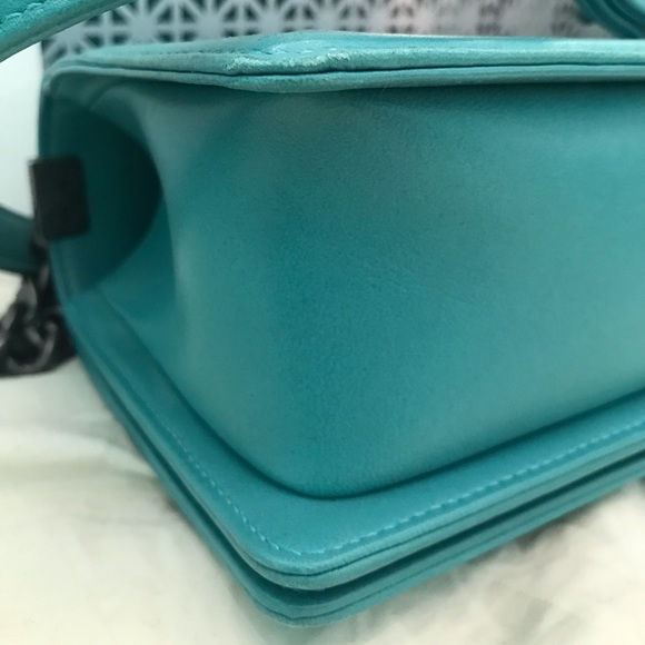 SOLD - Chanel Old Medium Boy - Picture 4 of 11